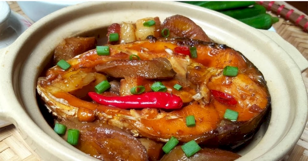 Fish braised in fermented soybean paste
